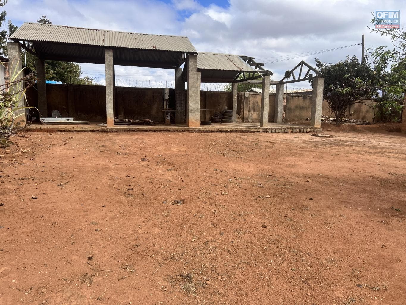 Location d’un terrain de 500 m2 plat avec hangar situé à Amborompotsy Talatamaty Madagascar - thumbnail 4