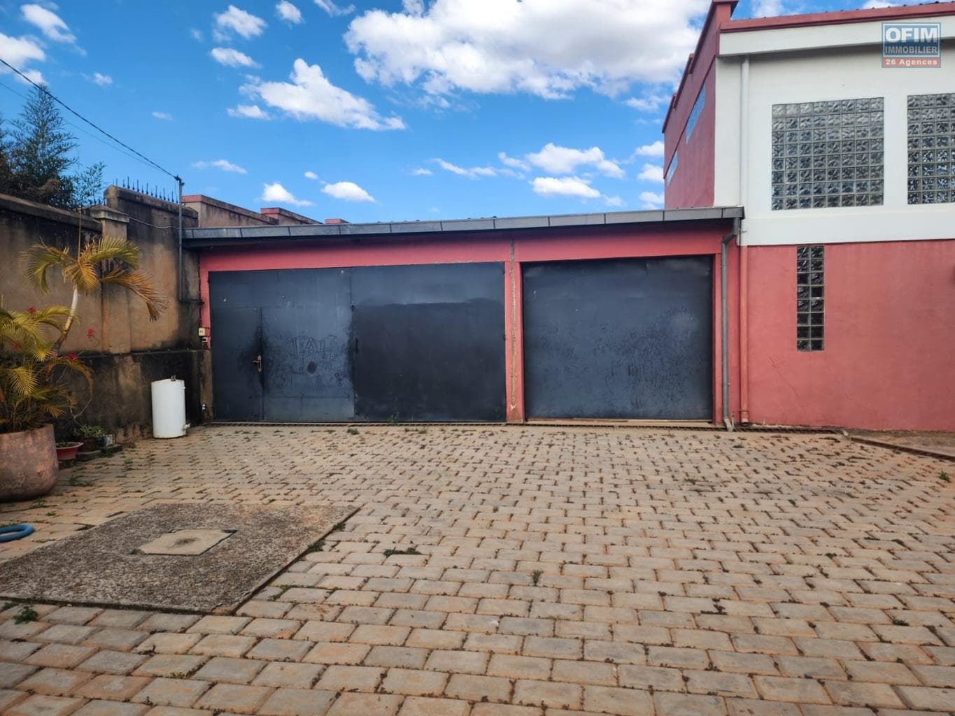 À louer une vaste propriété de 3 000 m² idéale pour activités professionnelles, commerciales ou centre de loisir à Sabotsy Namehana Madagascar - thumbnail 2