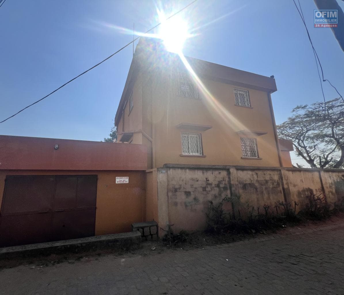 À louer une grande villa T7 semi-meublée avec studio indépendant à Soamananety Ambohidratrimo Madagascar - thumbnail 2