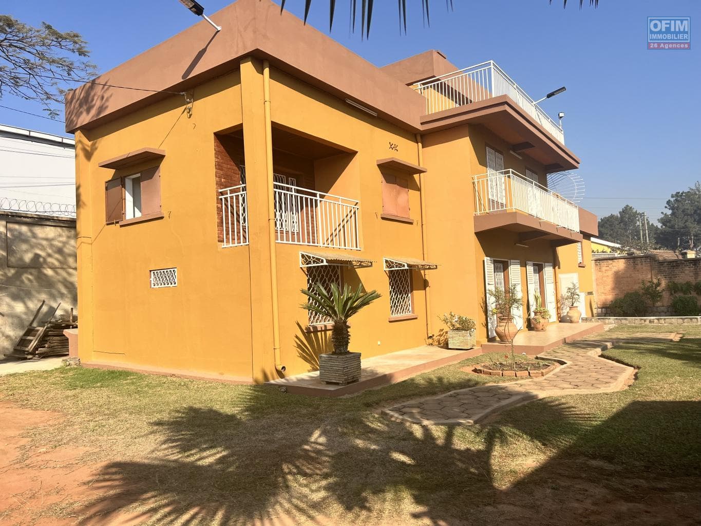 À louer une grande villa T7 semi-meublée avec studio indépendant à Soamananety Ambohidratrimo Madagascar - thumbnail 3