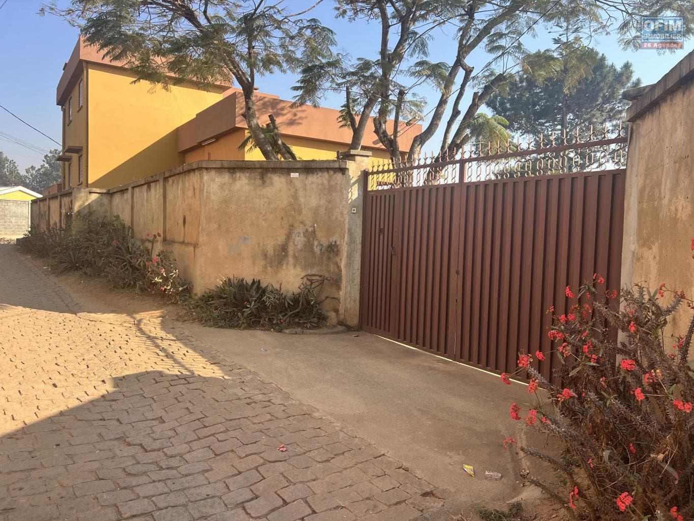 À louer une grande villa T7 semi-meublée avec studio indépendant à Soamananety Ambohidratrimo Madagascar - thumbnail 4