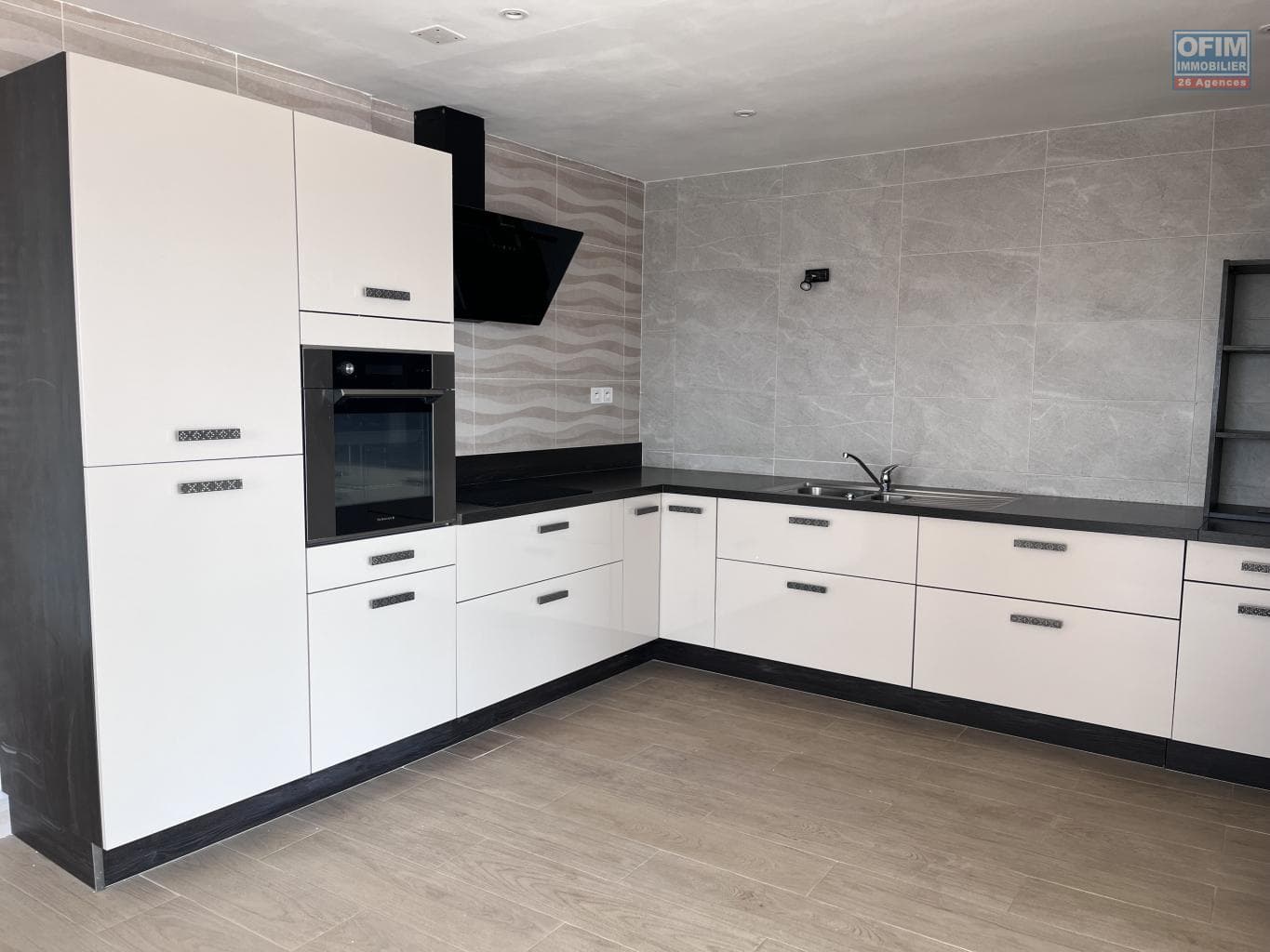 À louer un spacieux appartement T4 en duplex situé en plein cœur d’Ivandry Madagascar