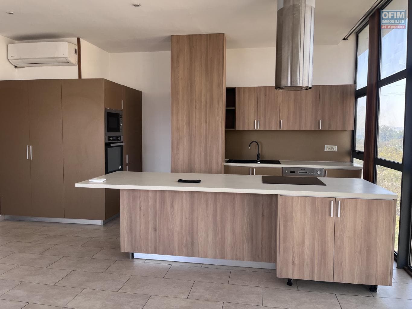 À louer un beau T4 en duplex avec vue dégagée situé à Ivandry Madagascar - thumbnail 2
