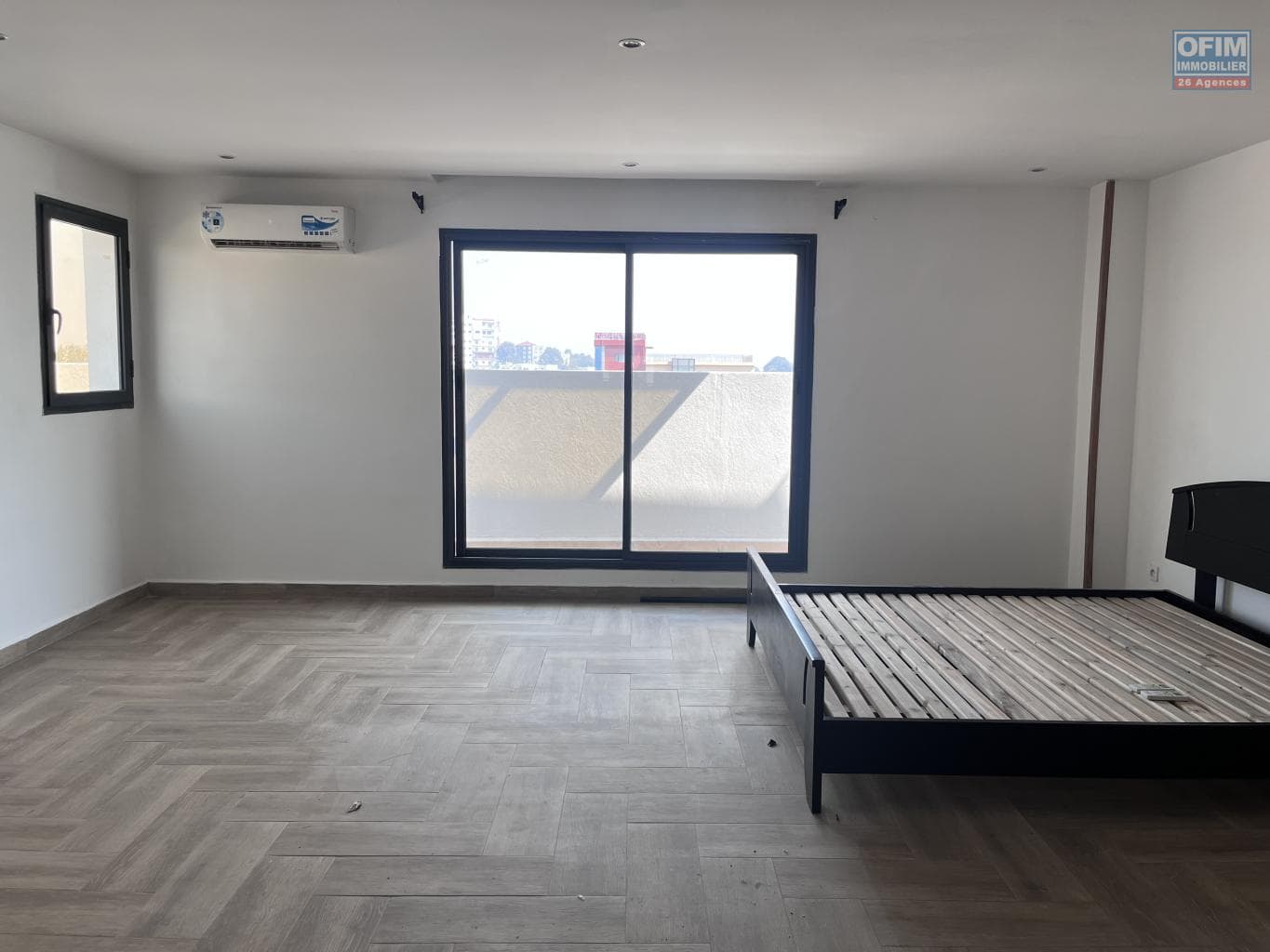 À louer un beau T4 en duplex avec vue dégagée situé à Ivandry Madagascar - thumbnail 3