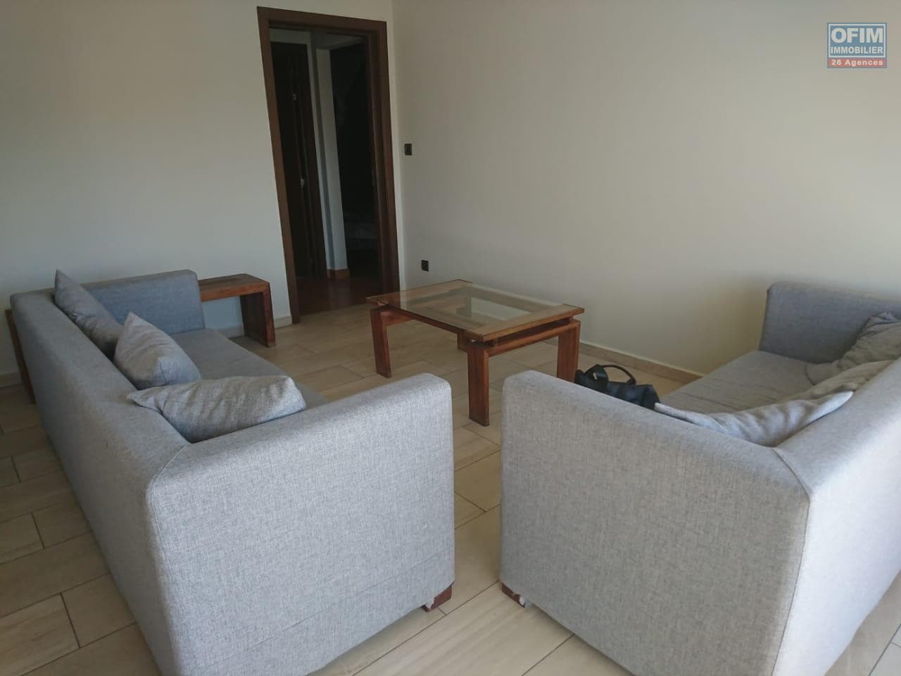 À louer un appartement T3 meublé et équipé situé proche des commodités à Ankadimbahoaka Madagascar - thumbnail 2