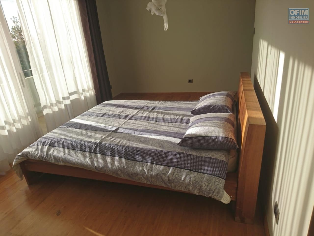 À louer un appartement T3 meublé et équipé situé proche des commodités à Ankadimbahoaka Madagascar - thumbnail 3