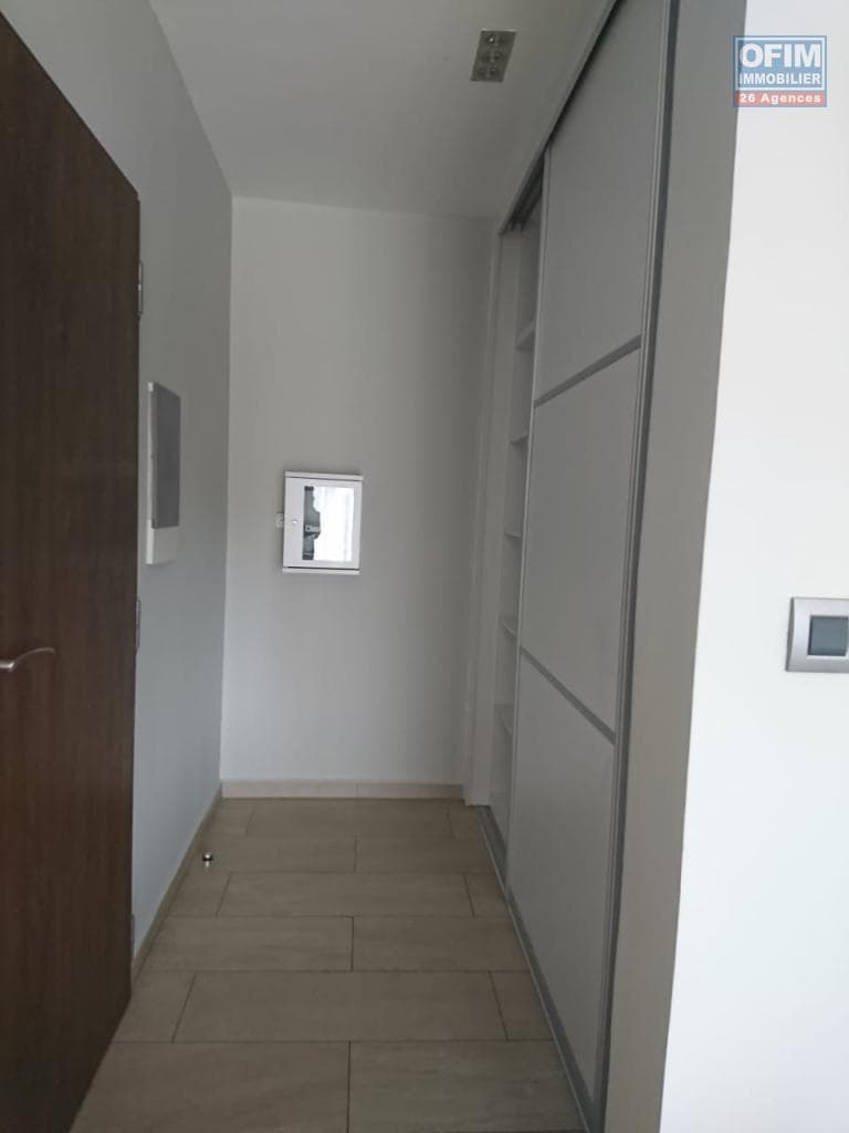 À louer un appartement T3 meublé et équipé situé proche des commodités à Ankadimbahoaka Madagascar - thumbnail 5