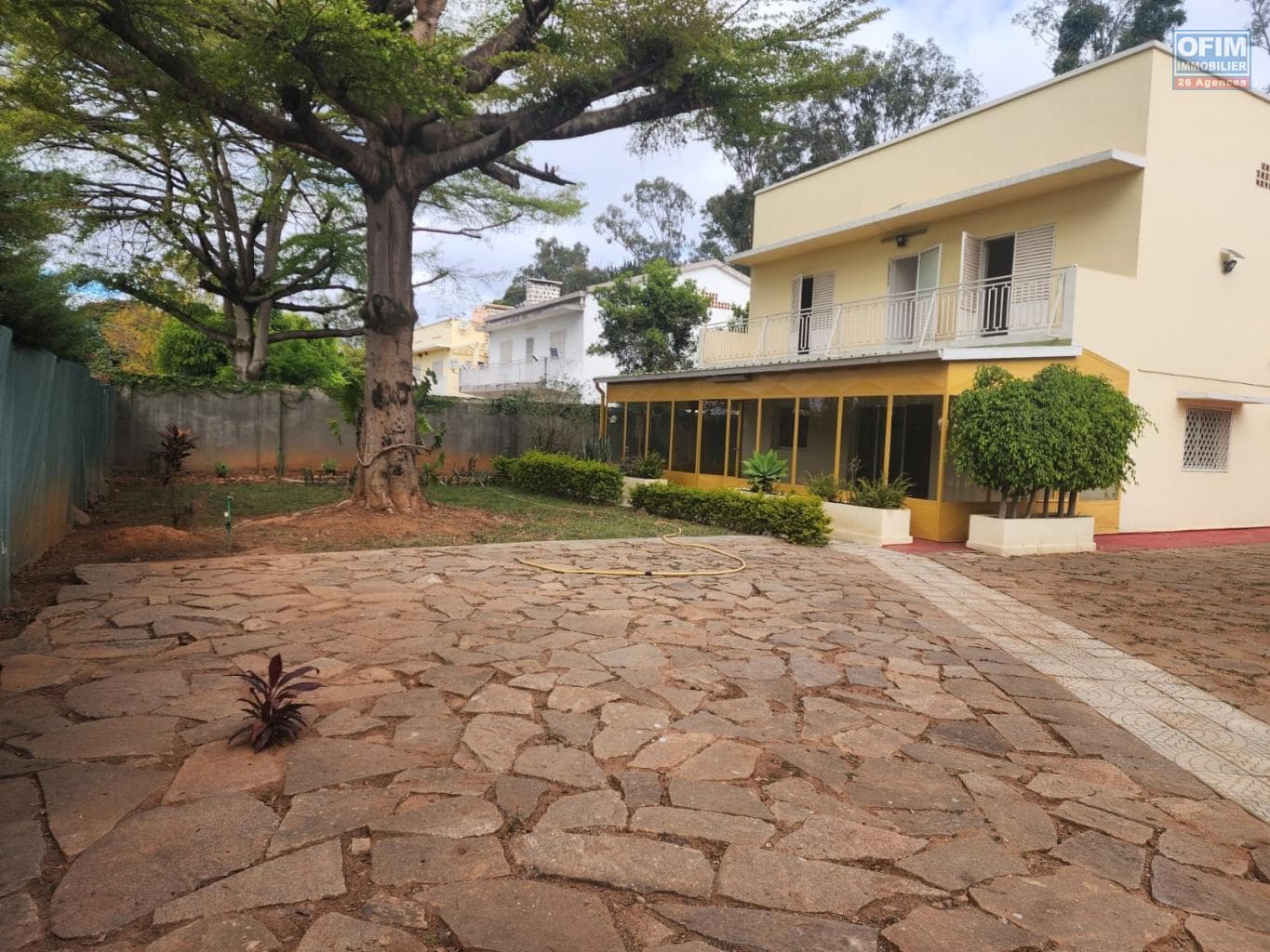 À louer une villa T6 située dans un quartier calme et résidentiel à Amboropotsy Talatamaty Madagascar