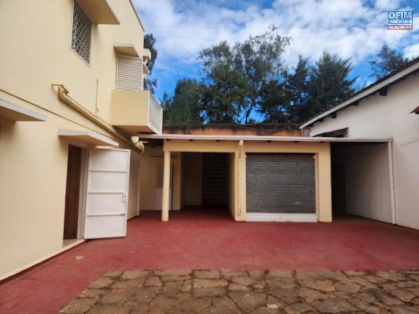 À louer une villa T6 située dans un quartier calme et résidentiel à Amboropotsy Talatamaty Madagascar - thumbnail 2
