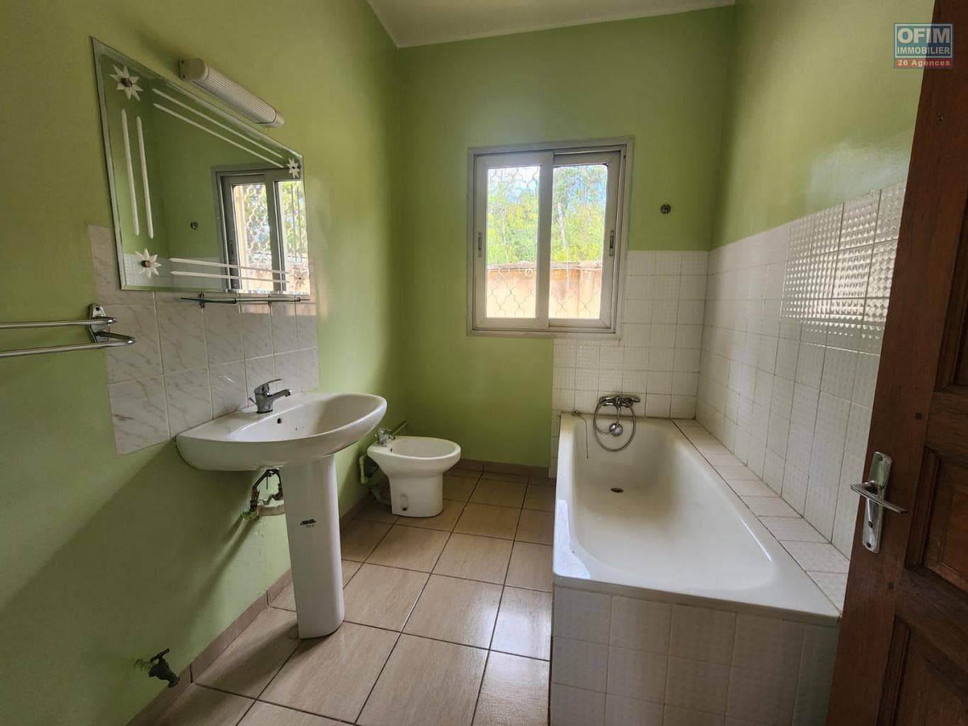 À louer une villa T6 située dans un quartier calme et résidentiel à Amboropotsy Talatamaty Madagascar - thumbnail 5