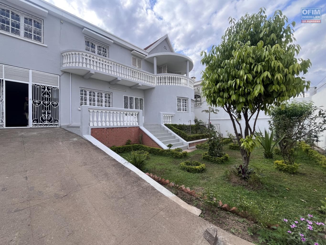Location d’une grande villa à étage de type F6 située dans le quartier calme d’Ankerana Madagascar