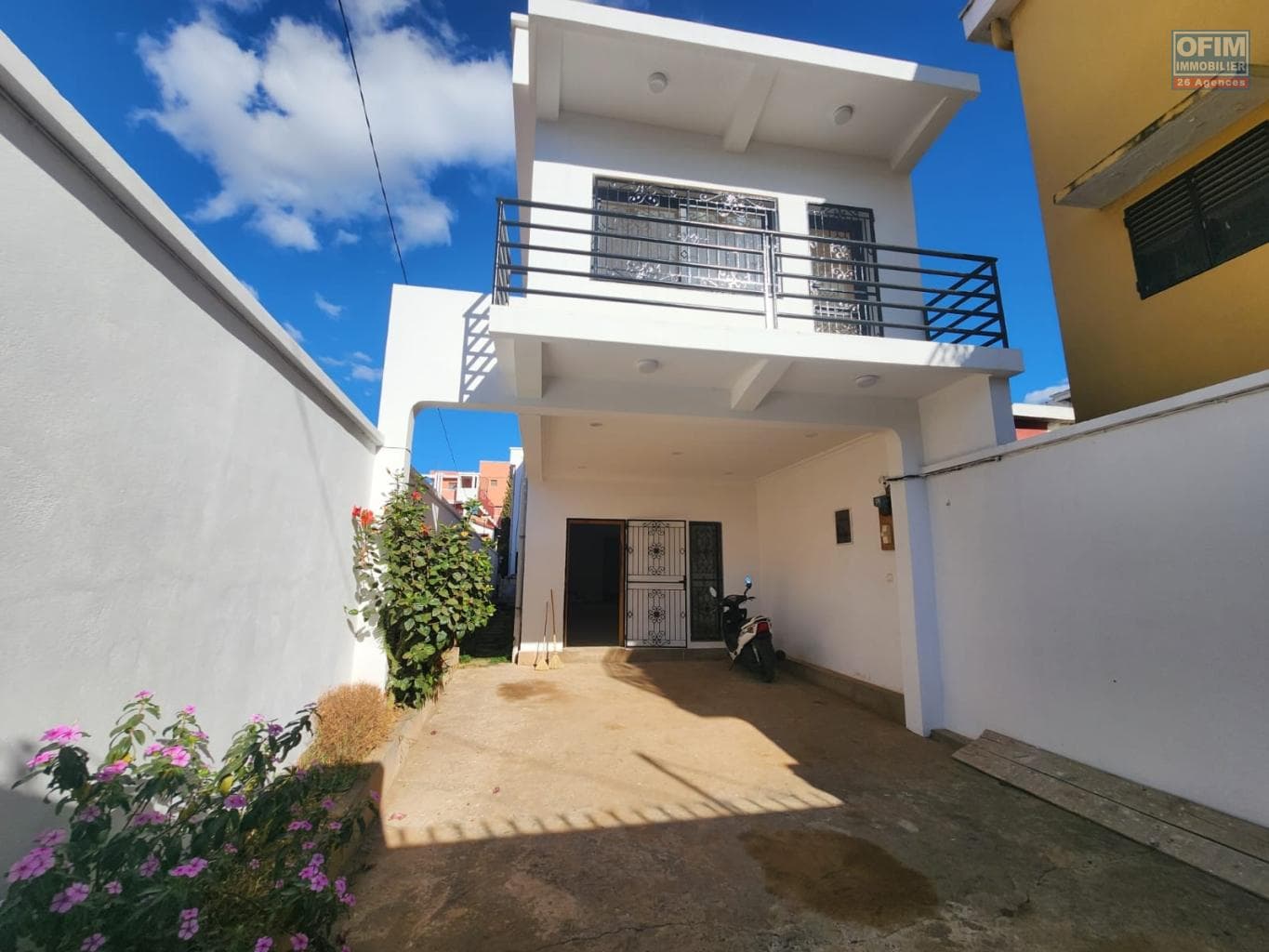 À louer une maison T5 rénovée à étage située dans un quartier calme à Ankadindravola Ivato Madagascar