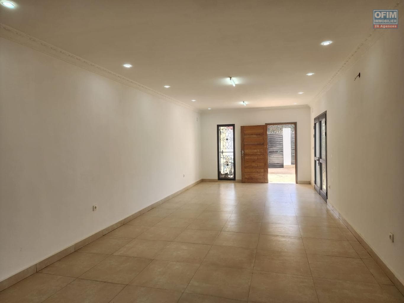 À louer une maison T5 rénovée à étage située dans un quartier calme à Ankadindravola Ivato Madagascar - thumbnail 2