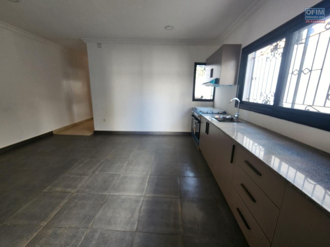 À louer une maison T5 rénovée à étage située dans un quartier calme à Ankadindravola Ivato Madagascar - thumbnail 4