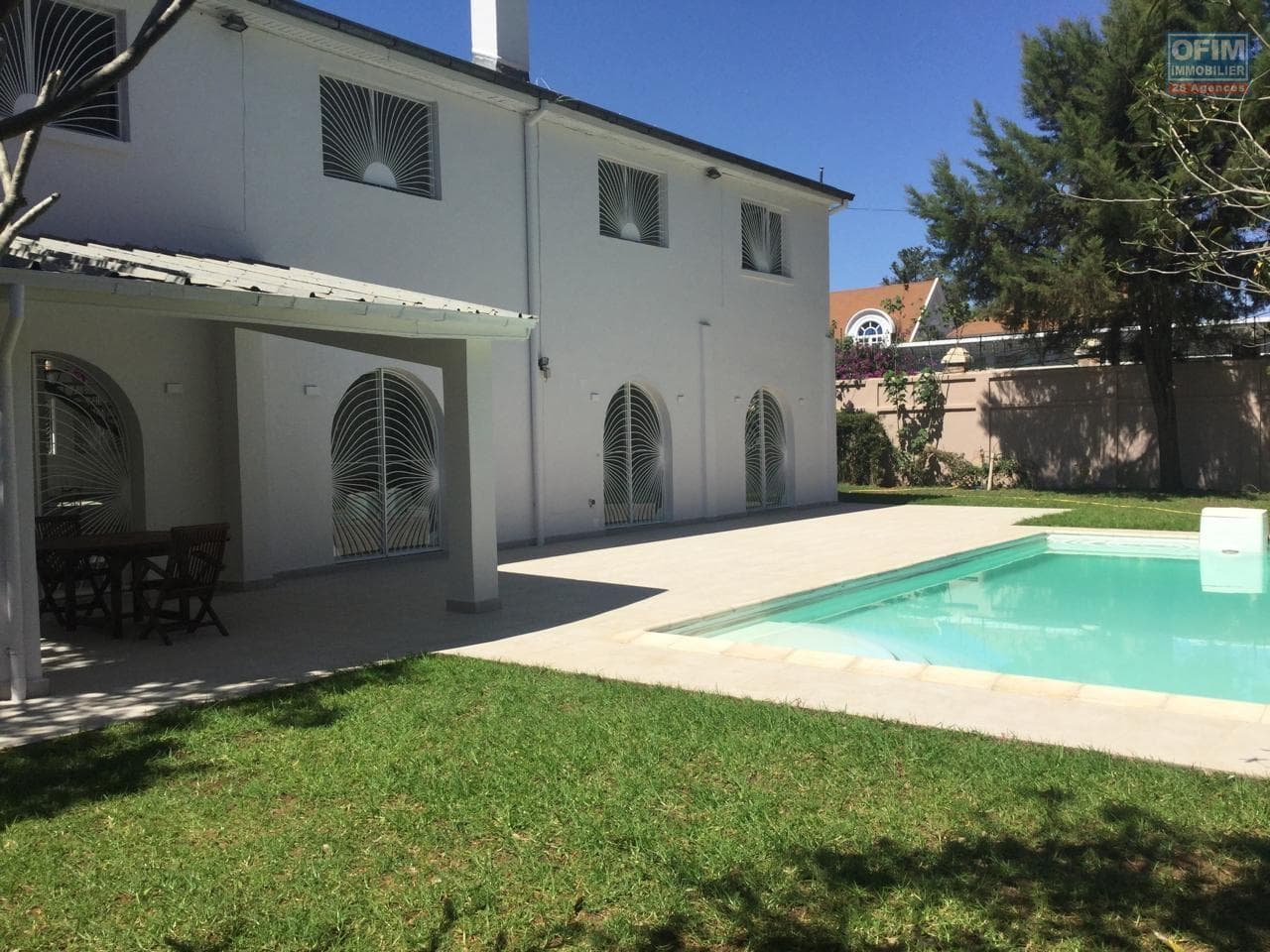 Location d’une belle villa T6 contemporaine avec piscine située proche du Lycée Français d’Ambatobe Madagascar