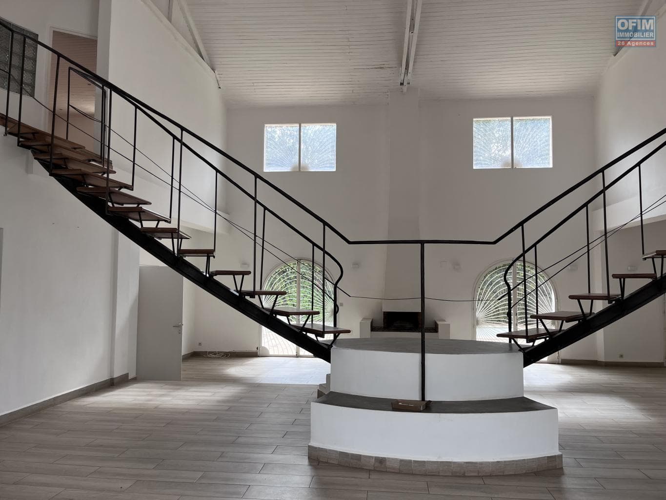 Location d’une belle villa T6 contemporaine avec piscine située proche du Lycée Français d’Ambatobe Madagascar - thumbnail 2
