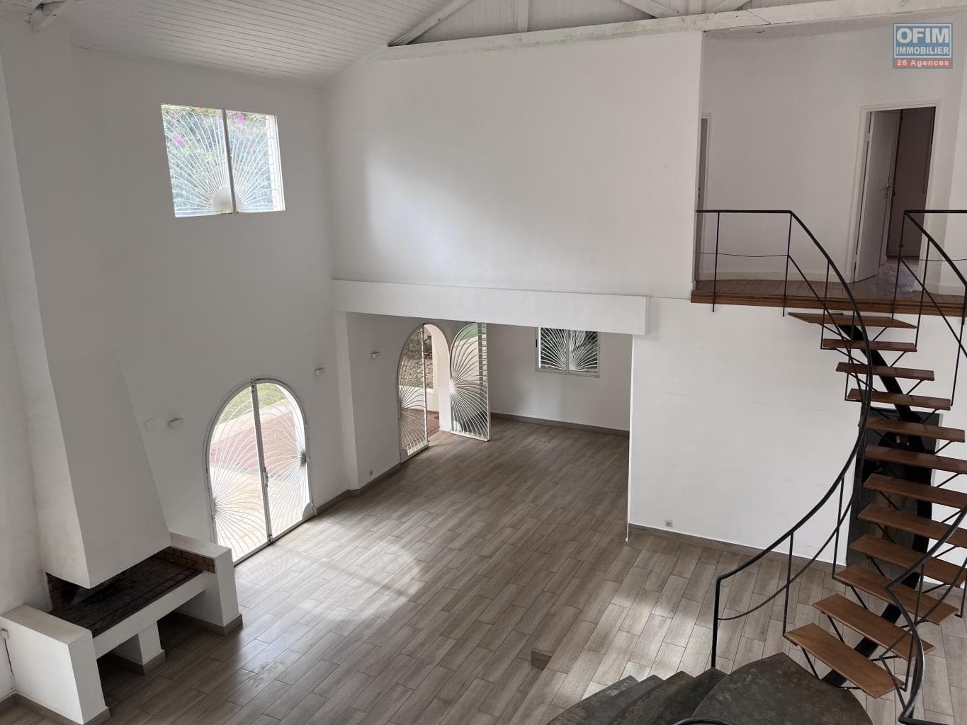 Location d’une belle villa T6 contemporaine avec piscine située proche du Lycée Français d’Ambatobe Madagascar - thumbnail 3