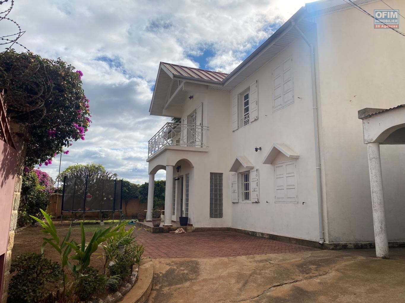 À louer une spacieuse villa F6 à étage située dans un quartier calme à Antanetibe Ambatobe Madagascar